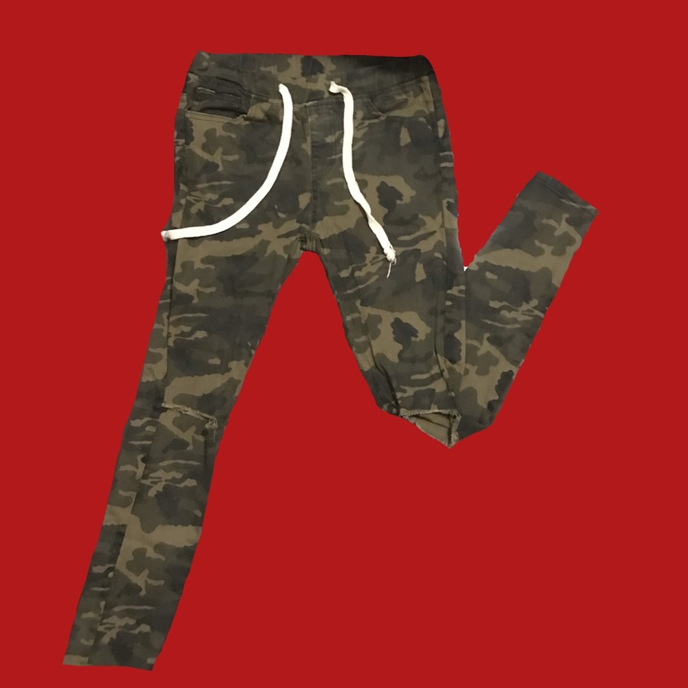 Camouflage ripped jeans